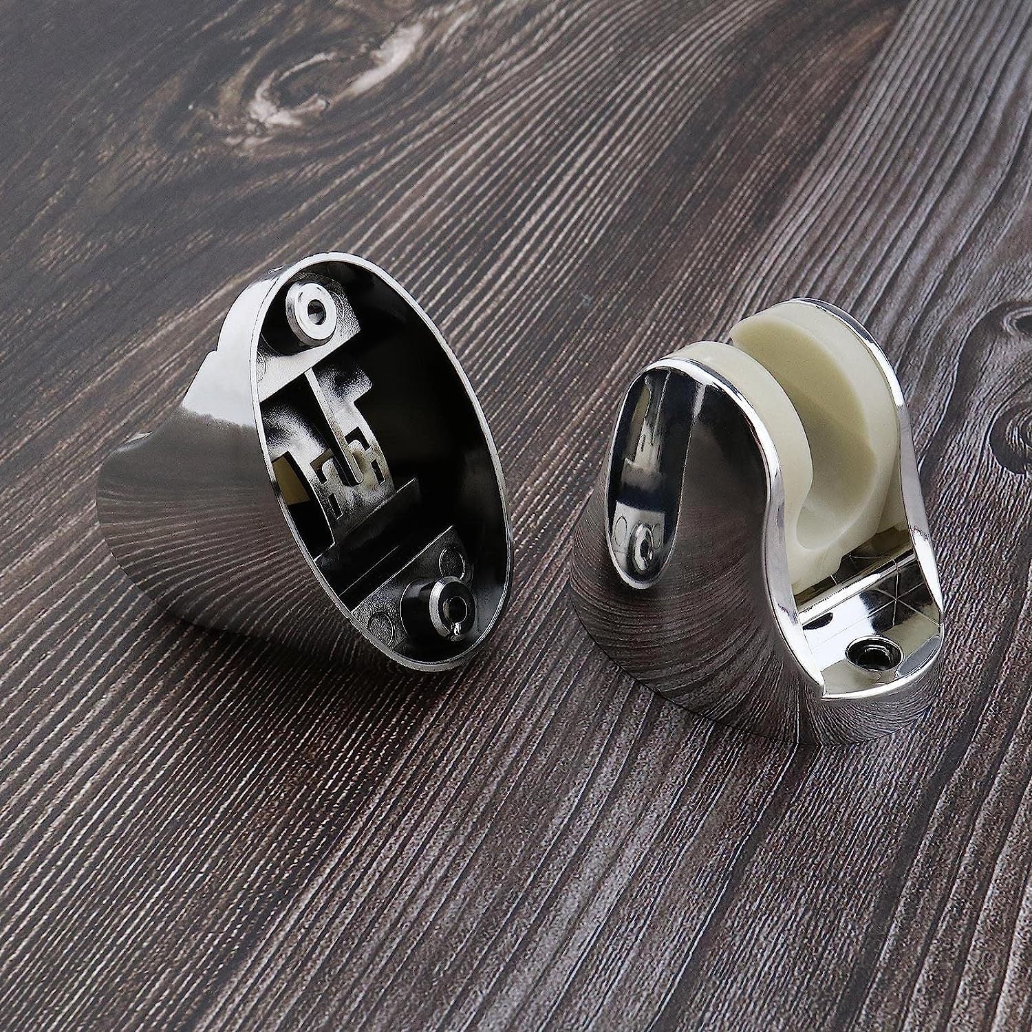 Hand shower holder with adjustable design and included fixing screws for installation. Hand shower holder with adjustable design and included fixing screws for installation.